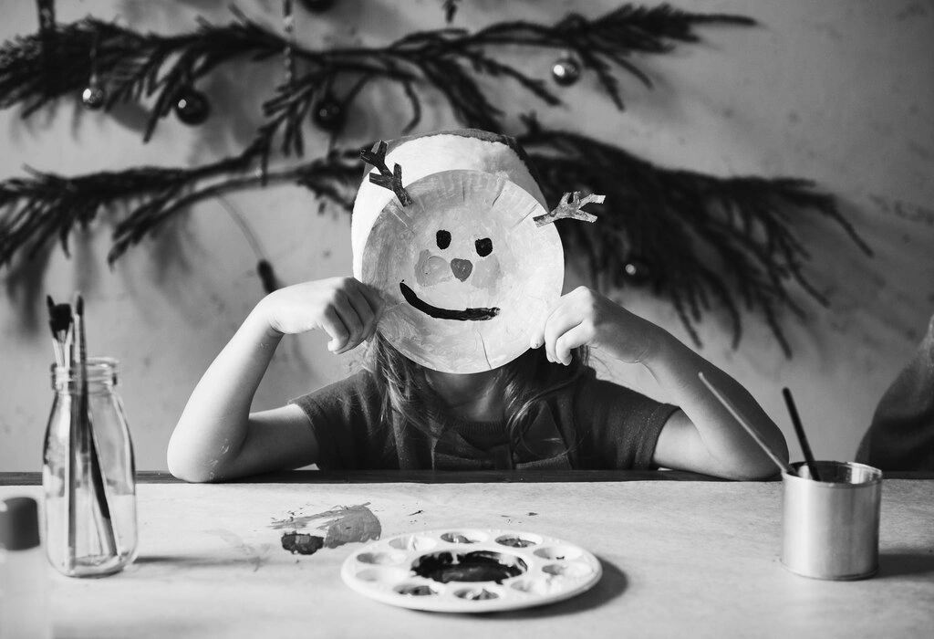 mala-dziewczynka-jest-ubranym-reniferowa-maske_Easy-Resize.com
