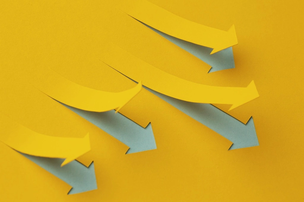 wysoki-kat-prezentacji-statystyk-wzrostu-za-pomoca-strzalek_Easy-Resize.com