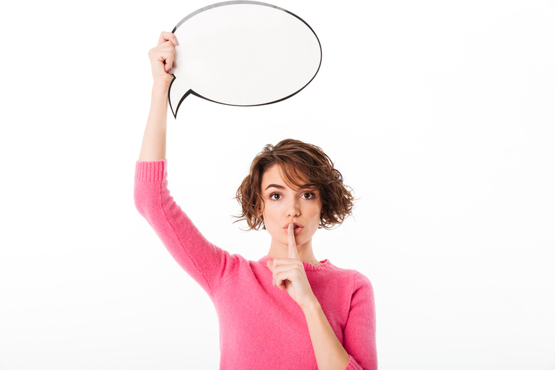 portret-loveky-ladna-dziewczyna-gospodarstwa-puste-dymek_Easy-Resize.com