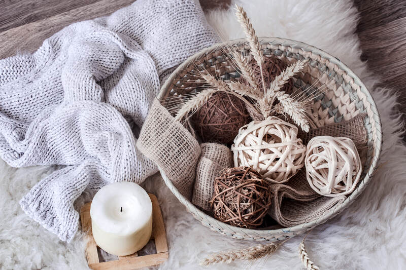 przytulny-dom-martwa-z-wiklinowym-koszem-z-wystrojem_Easy-Resize.com