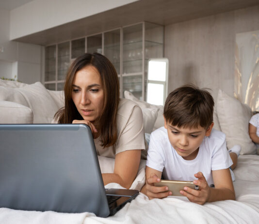 Czy parenting w mediach społecznościowych robi więcej szkody niż pożytku?