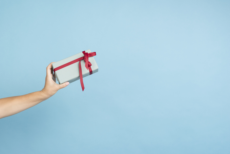 widok-z-przodu-reki-trzymajacej-zimowy-prezent_Easy-Resize.com